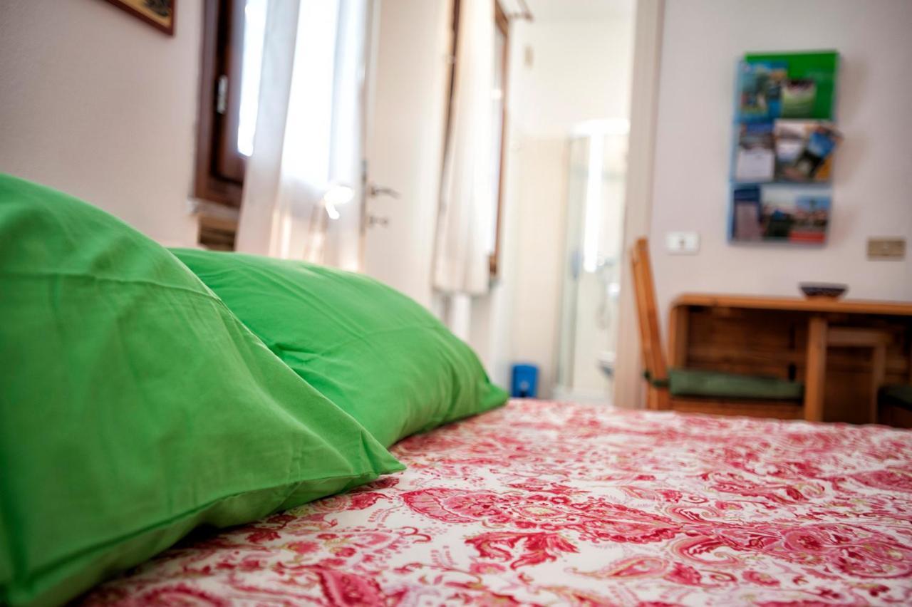 Casa Vacanze Tana Della Volpe Ispra Exteriör bild