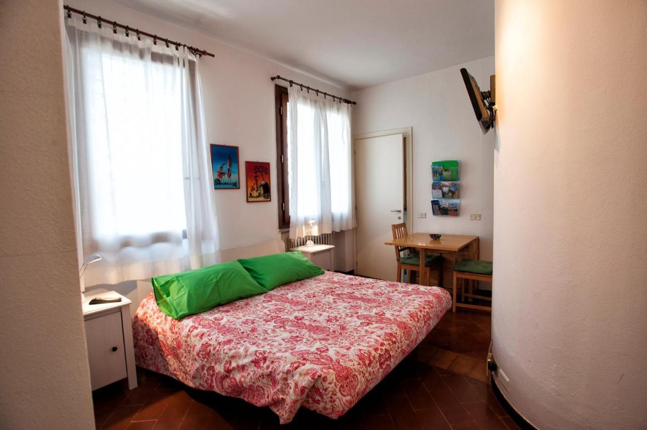 Casa Vacanze Tana Della Volpe Ispra Exteriör bild