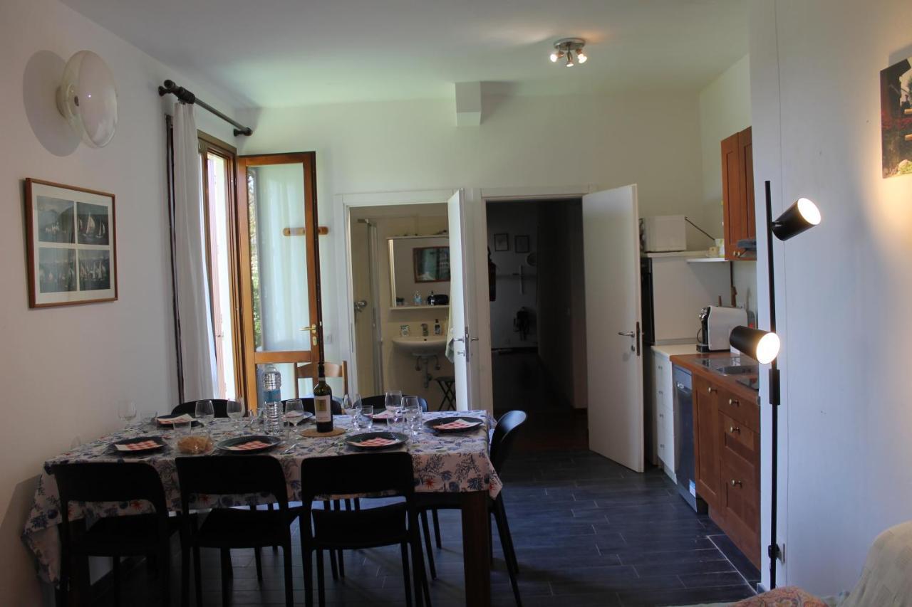 Casa Vacanze Tana Della Volpe Ispra Exteriör bild