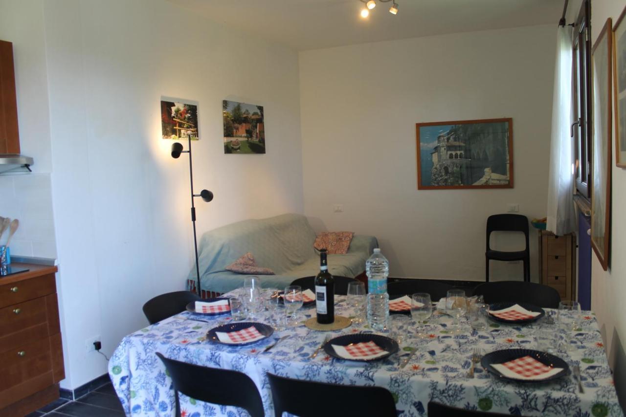 Casa Vacanze Tana Della Volpe Ispra Exteriör bild